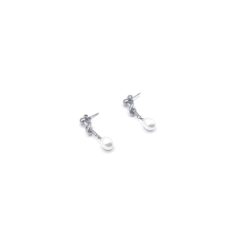 Pearl drop earring