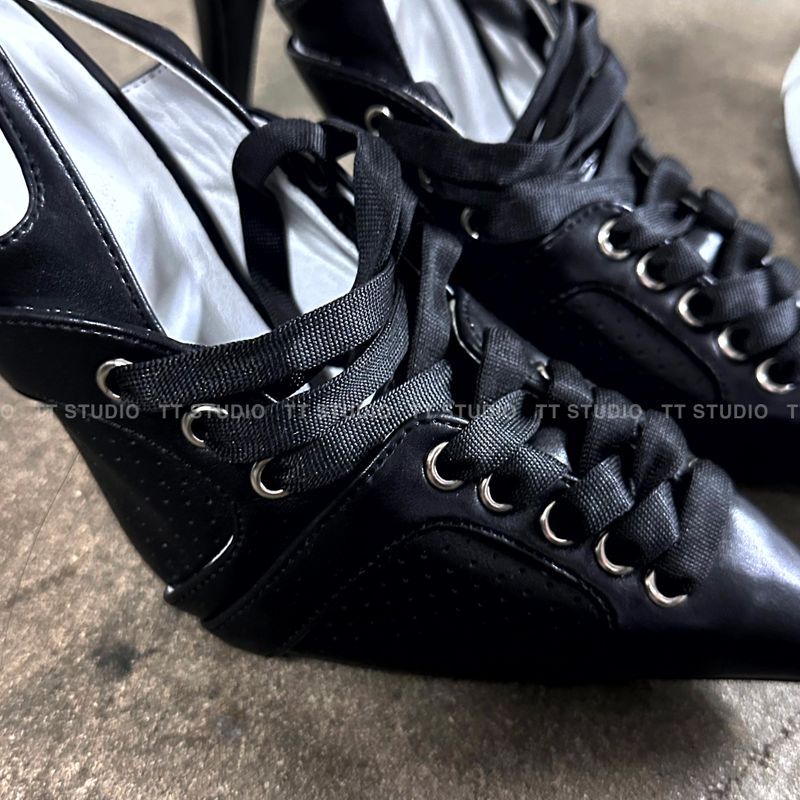 Sneakers point heels