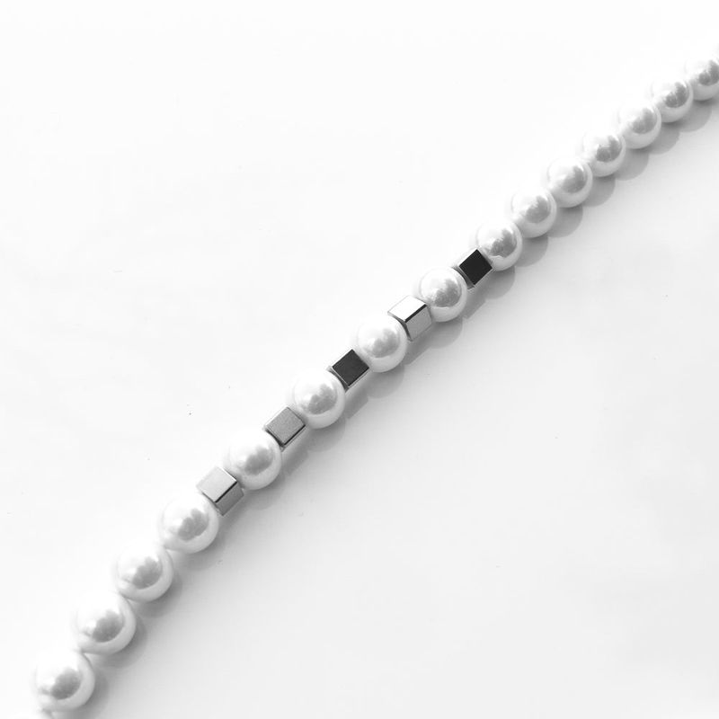 a pearl necklace_CLEF TRIM PEARL NEC