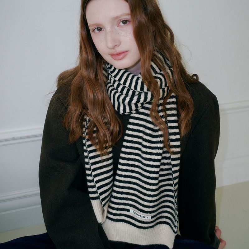Candy Stripe Knit Muffler (Ivory & Black)