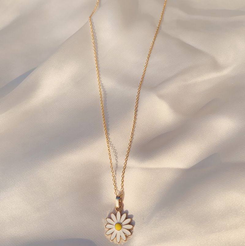 Jeanne Daisy and Pearl Necklace Set