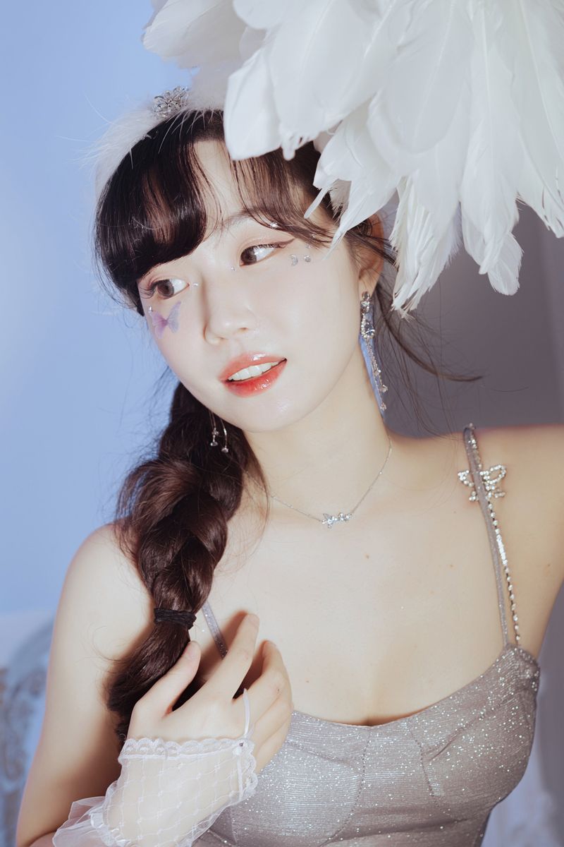 [Baby DONT Cry Yihyun Necklace/Anti-tarnish] Dreamy Crystal Semi Choker Necklace