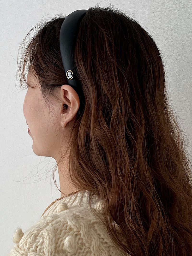 oar（オーエーアール）の「ヴィンテージムードカメオレザーボリュームヘアバンド【ブラック】（ヘアアクセサリー）」