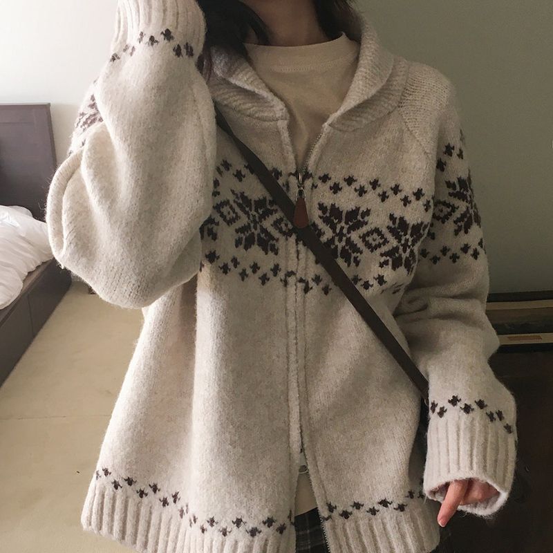 WONDER WONDER(ワンダーワンダー)の「Rompo Snowflake Nordic Two-Way Collar Knit Zip-Up(Jackets/Outerwear)」