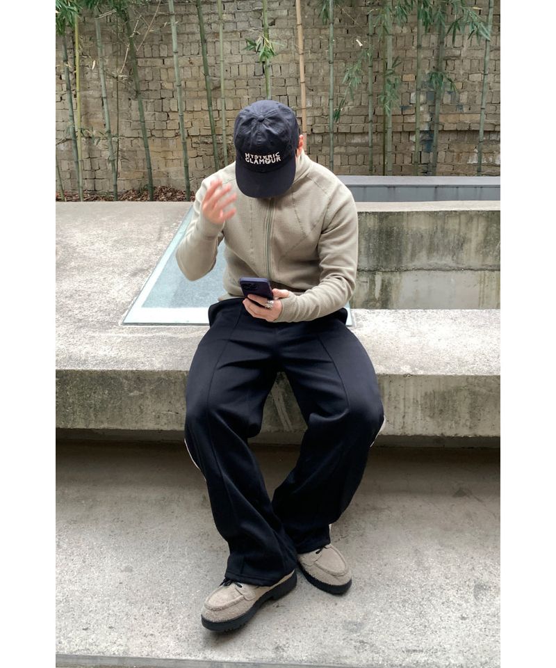 Ribbed incision hood zip-up