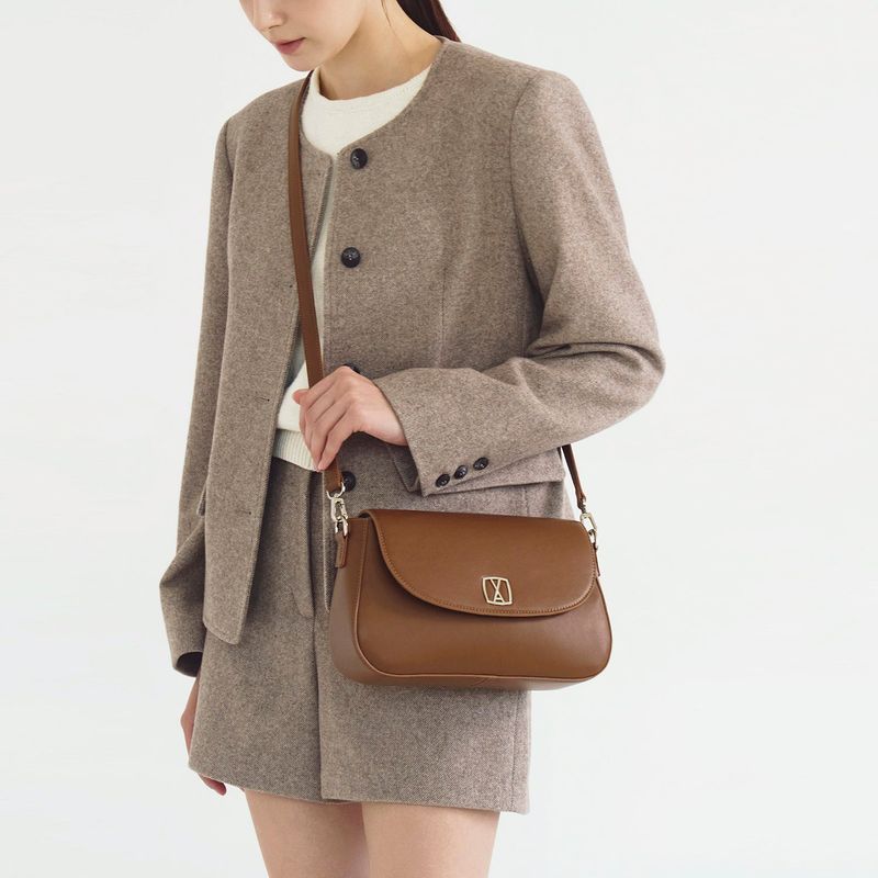 VARZAR（バザール）の「Senoir Flap Cross Bag Small Brown（Bags）」