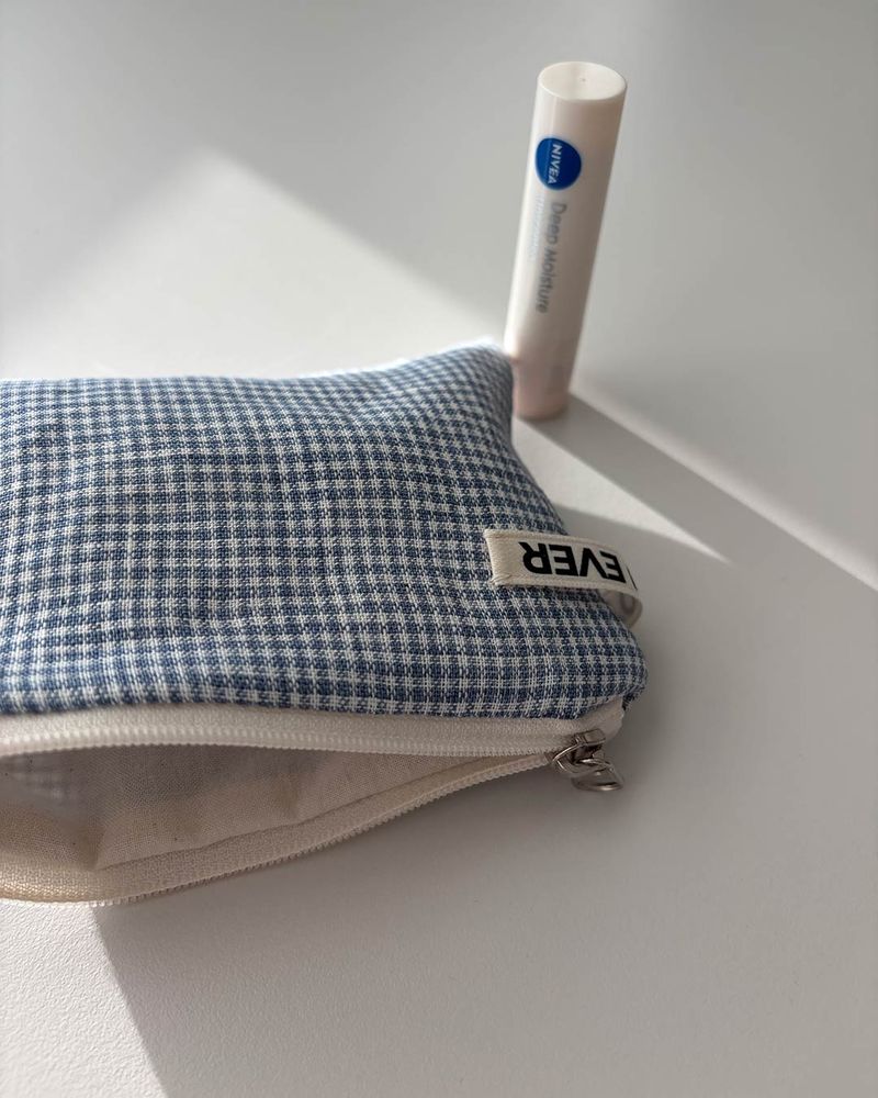 Linen check flat pouch - blue , M size