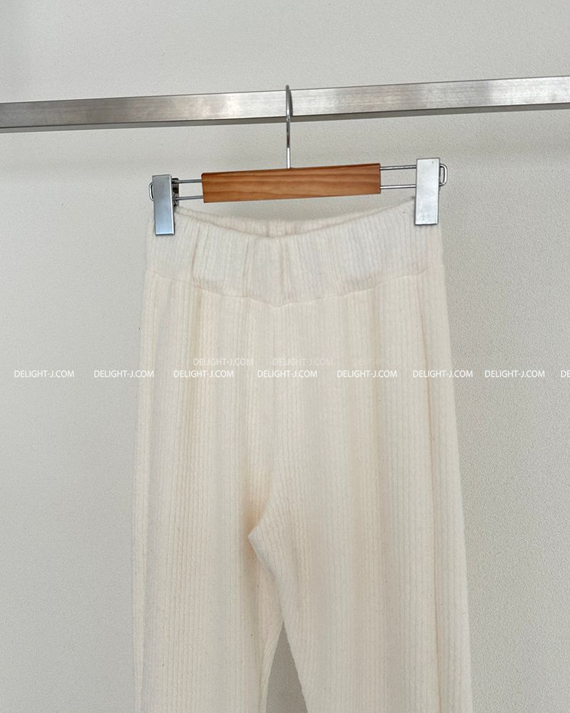 And open napping bootcut pants