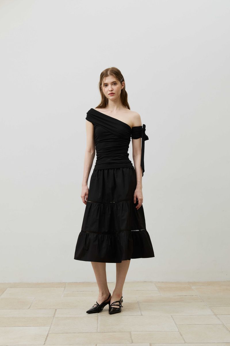 RIA ONE-SHOULDER SHIRRING TOP / BLACK