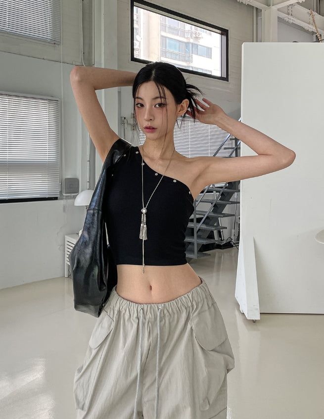 Low rivet one shoulder sleeveless