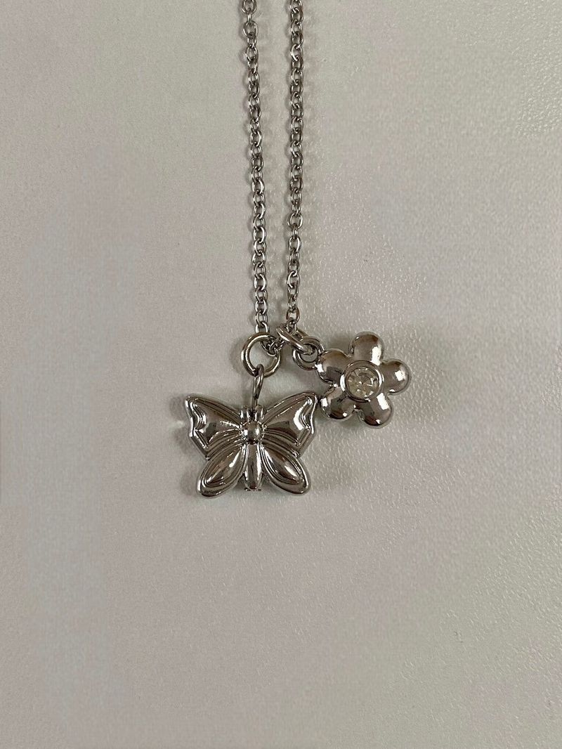 chain charm necklace