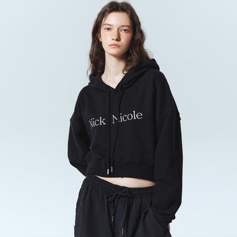 NICK&NICOLE（ニック＆ニコール）の「NICOLE LOGO CROP HOODY_BLACK（Tops）」