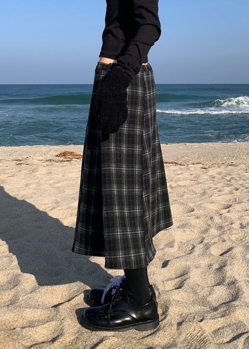 A BLACK CHECK SKIRT