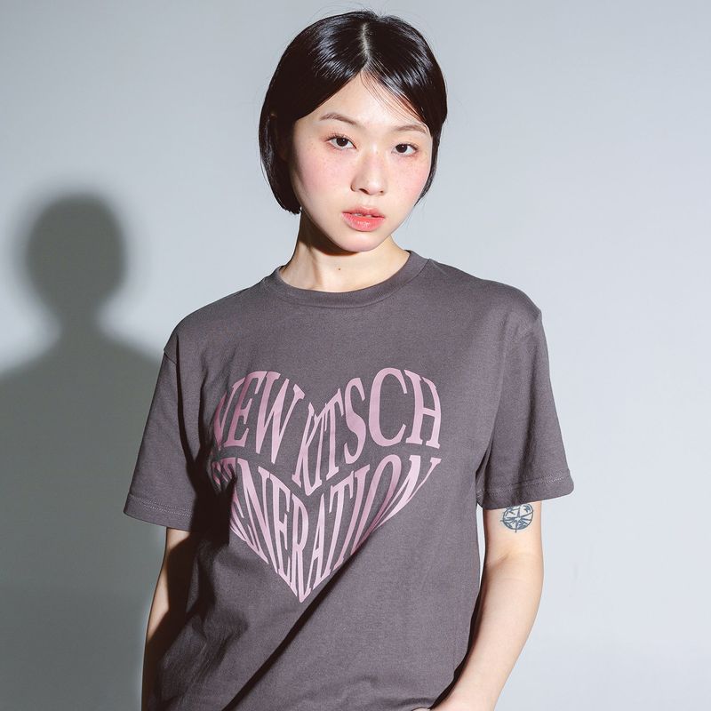 NEWKITSCH(ニューキッチジェネレーション)の「NKG HEART SHORT SLEEVE (CHARCOAL)(Tops)」
