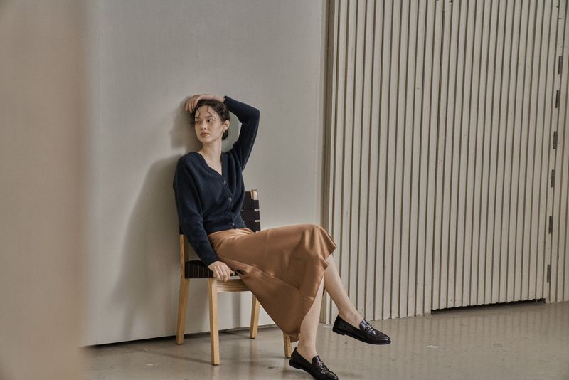 V BUTTON CARDIGAN_SMOKE
