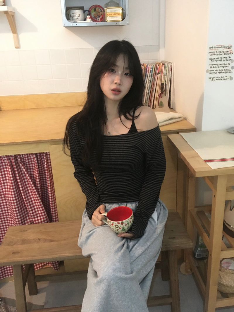 ストライプUネックロングスリーブTシャツ