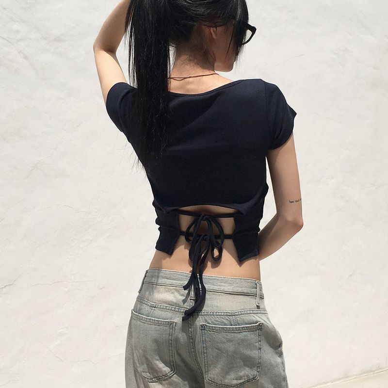 WONDER WONDER（ワンダーワンダー）の「Desa Back Slit Ribbon V-Neck Short Sleeve T-Shirt（Tops）」
