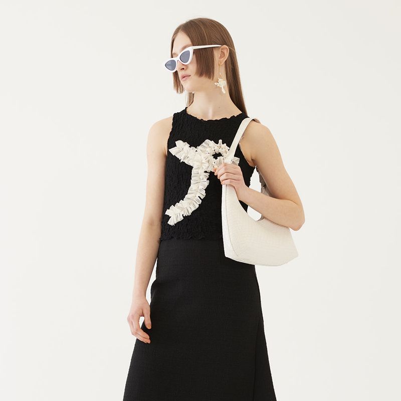 TMO BY 13MONTH(ティーエムオーバイサーティーンマンス)の「CURVED SHAPE BAG (IVORY)(Bags)」
