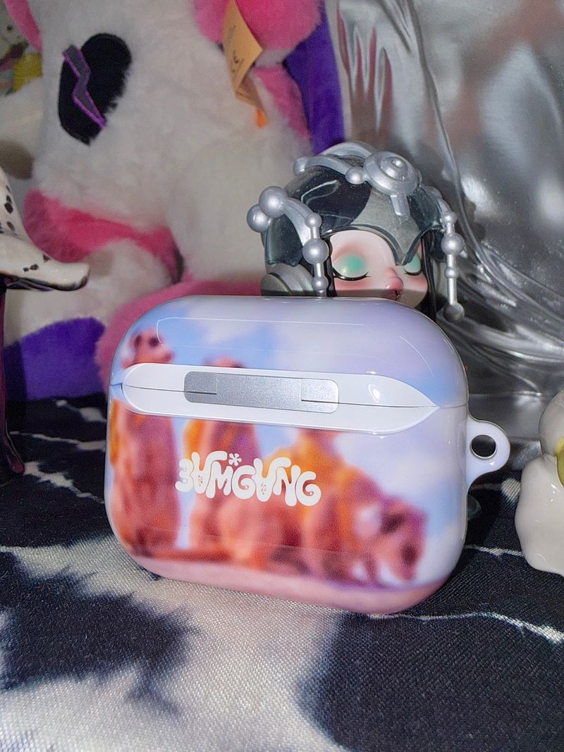 Furry Friends airpods case_Meerkat