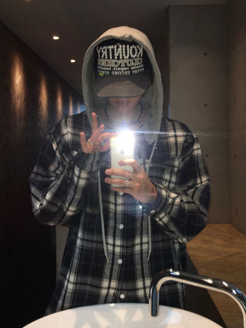 DISCERNMENT（ディサーンメント）の「Stern Peach Check Hoodie 3C（Tops）」