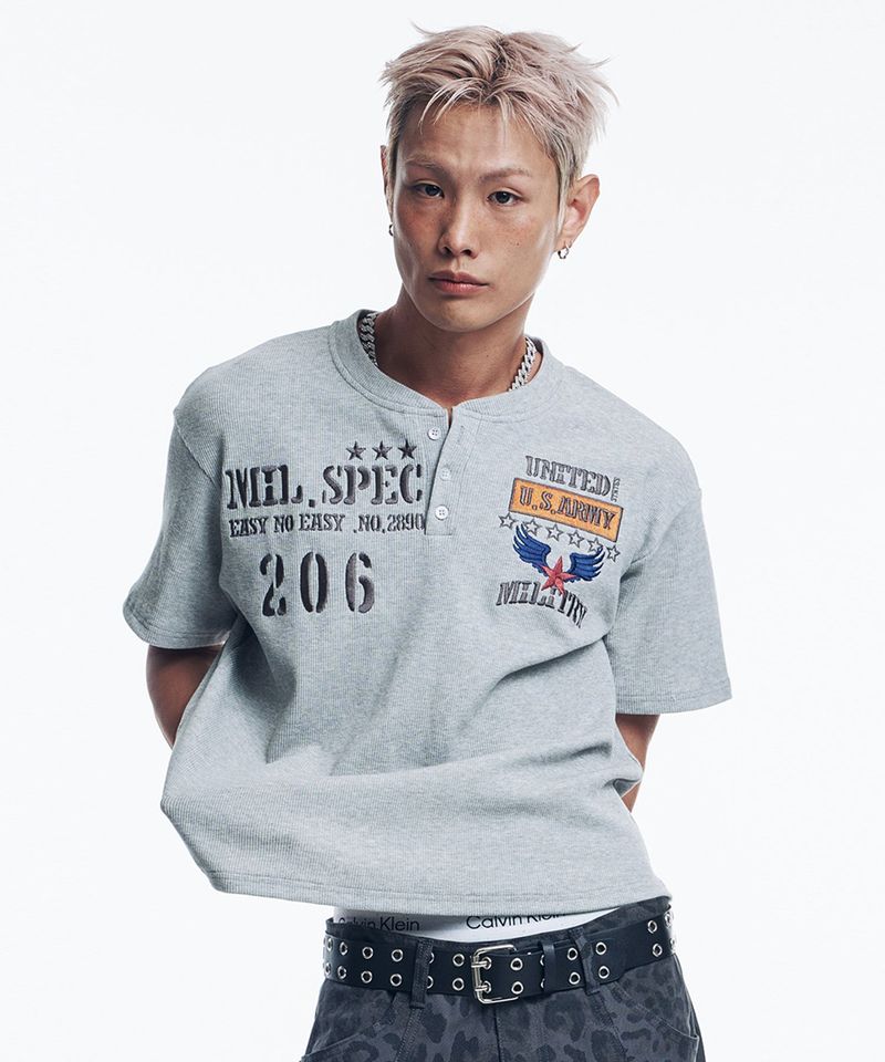 EASY NO EASY(イージーノーイージー)の「Military emblem Henley neck cropped T-shirt - Gray(Tops)」