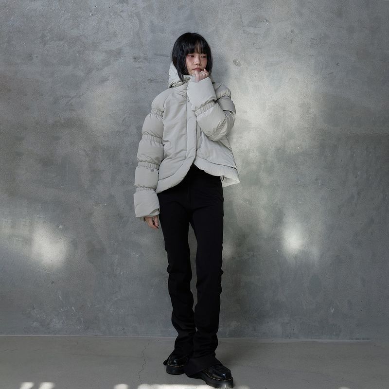 BANDED SLEEVE CURVE PUFFER