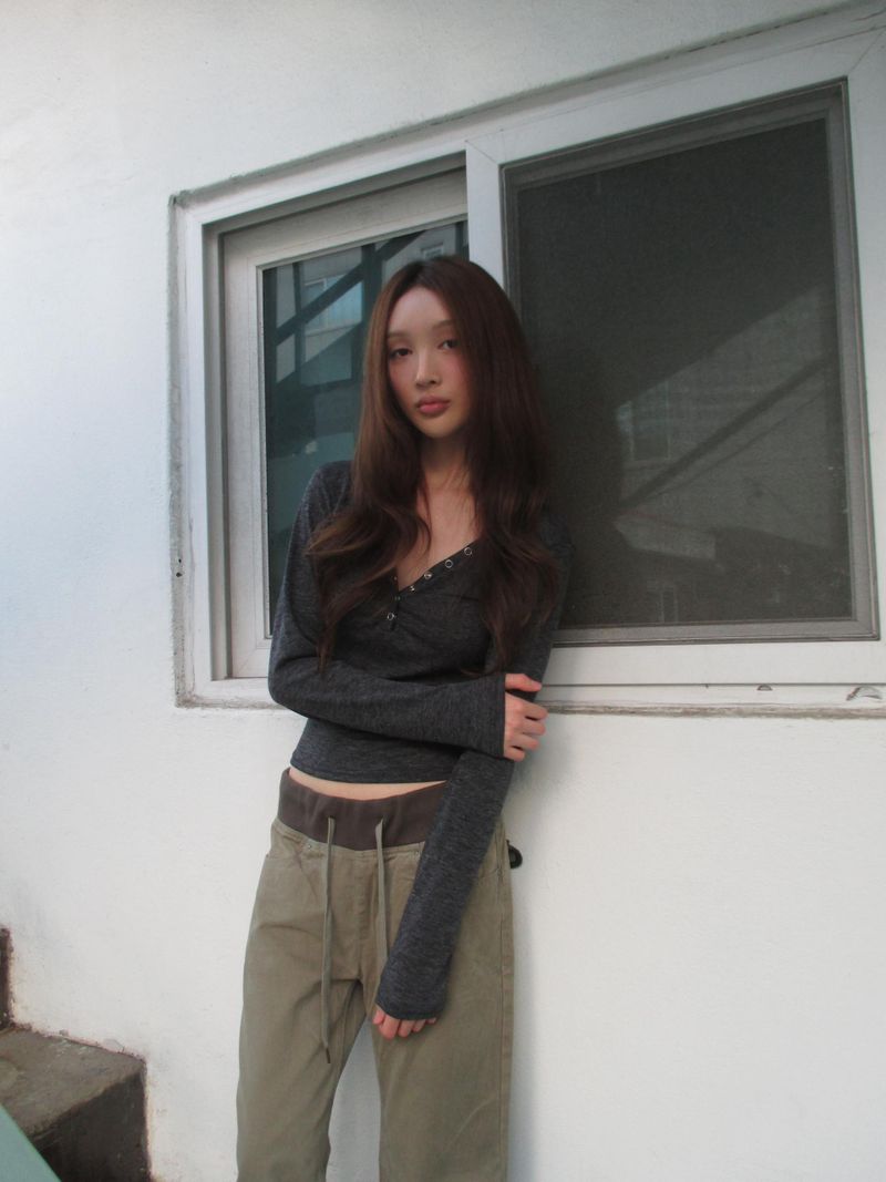 Vネック スリムTシャツ