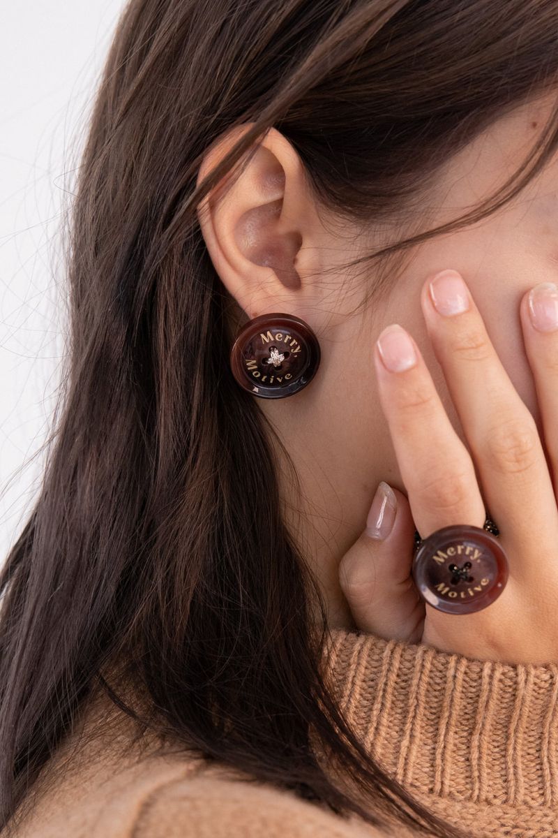 Merry,Motive signature button earring (Wine)