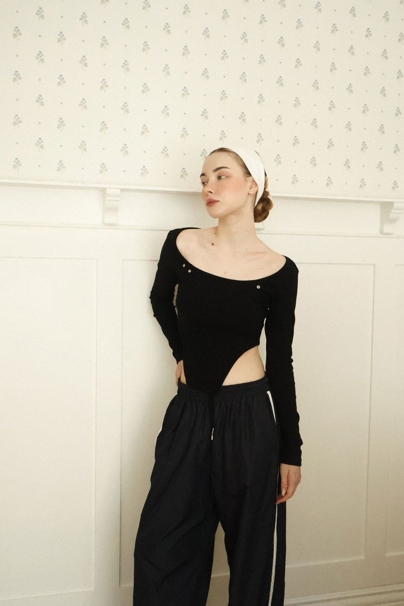 Eyelet side-cut tee (black)