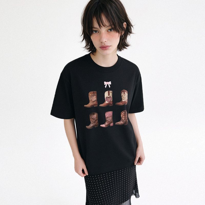 RANDOMOFF（ランダムオフ）の「PINK BOOTS T-SHIRT (2color)（Tops）」