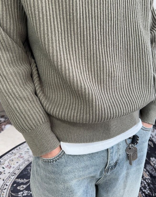 Rubed diagonal zip-up knit