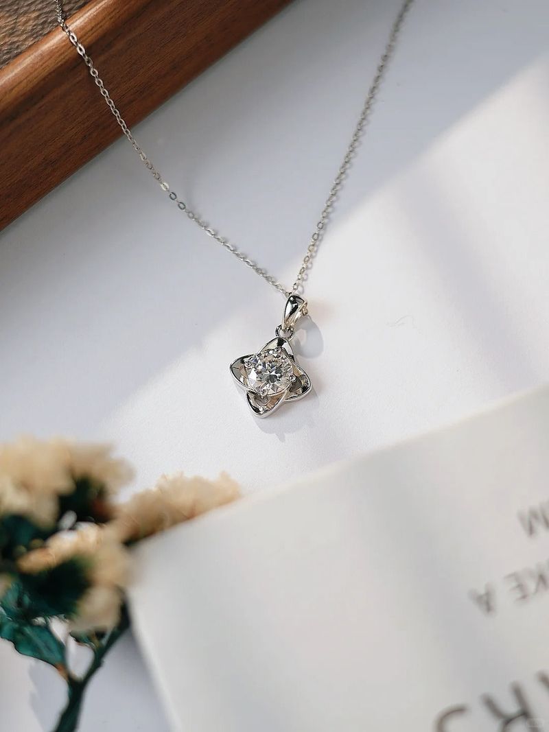 Summer limited edition four-leaf clover diamond necklace
