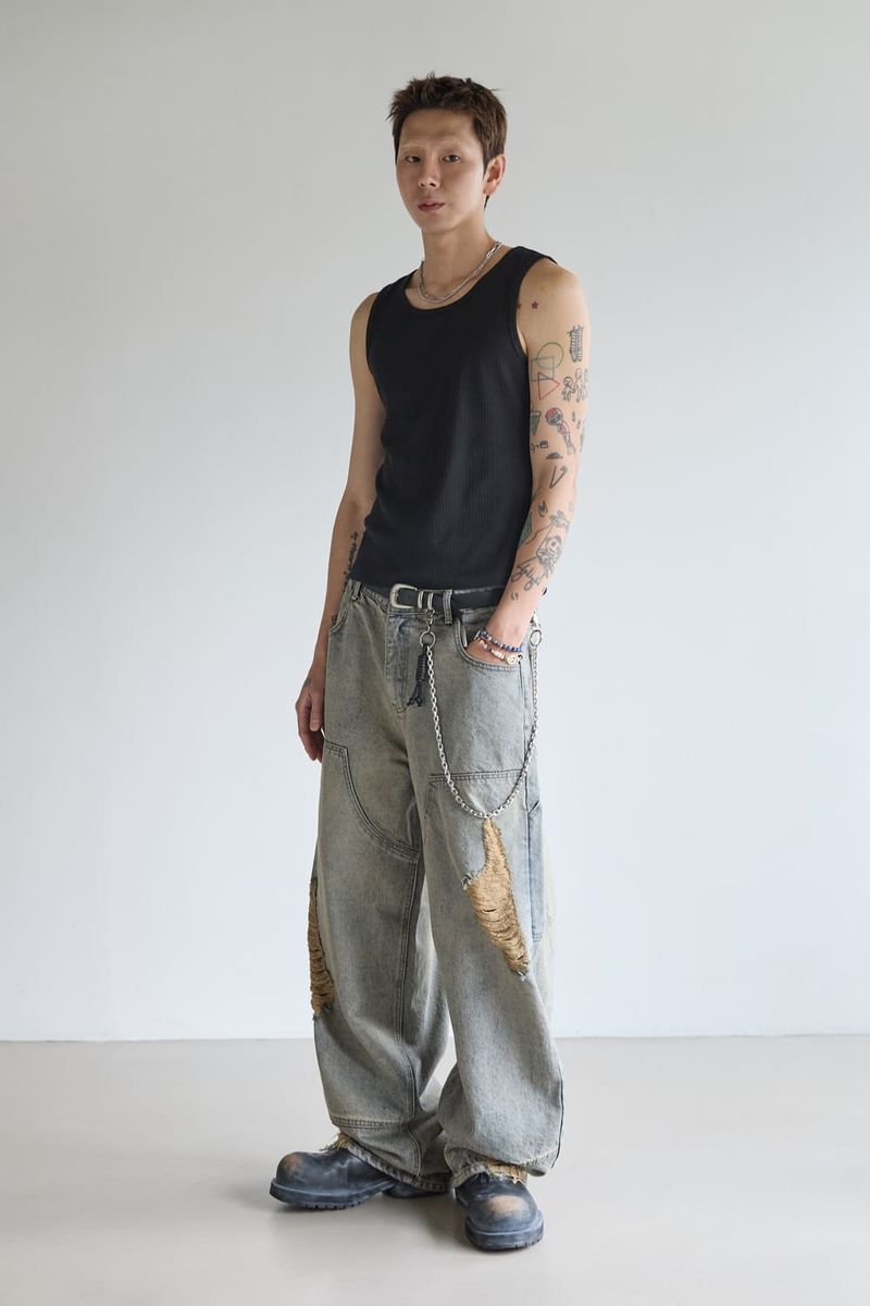 GUBIN（グビン）の「ダブルニークラックウォッシュドデニムパンツ（パンツ）」