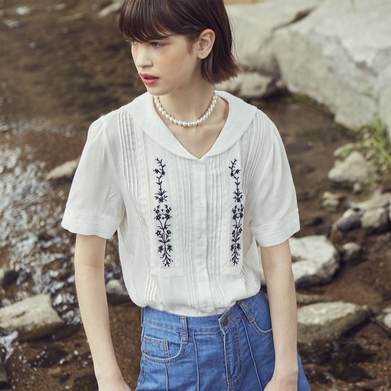 [LINE] Black Embroidered Tuck Blouse