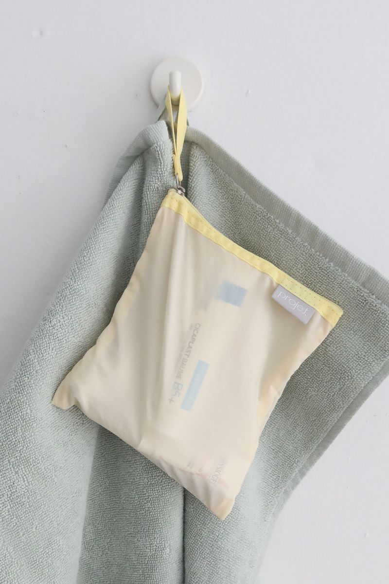 projet（プロジェ）の「フラットポーチ (light yellow)（スマホグッズ/小物）」