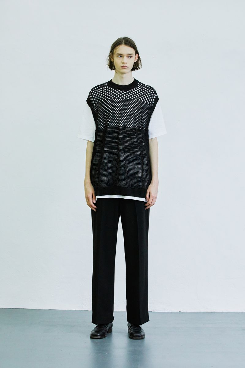 gradation punching knit vest black
