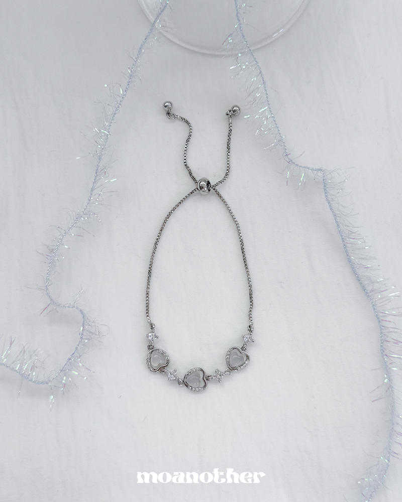 moanother（モノアザー）の「Triple Heart Bracelet（Accessories）」