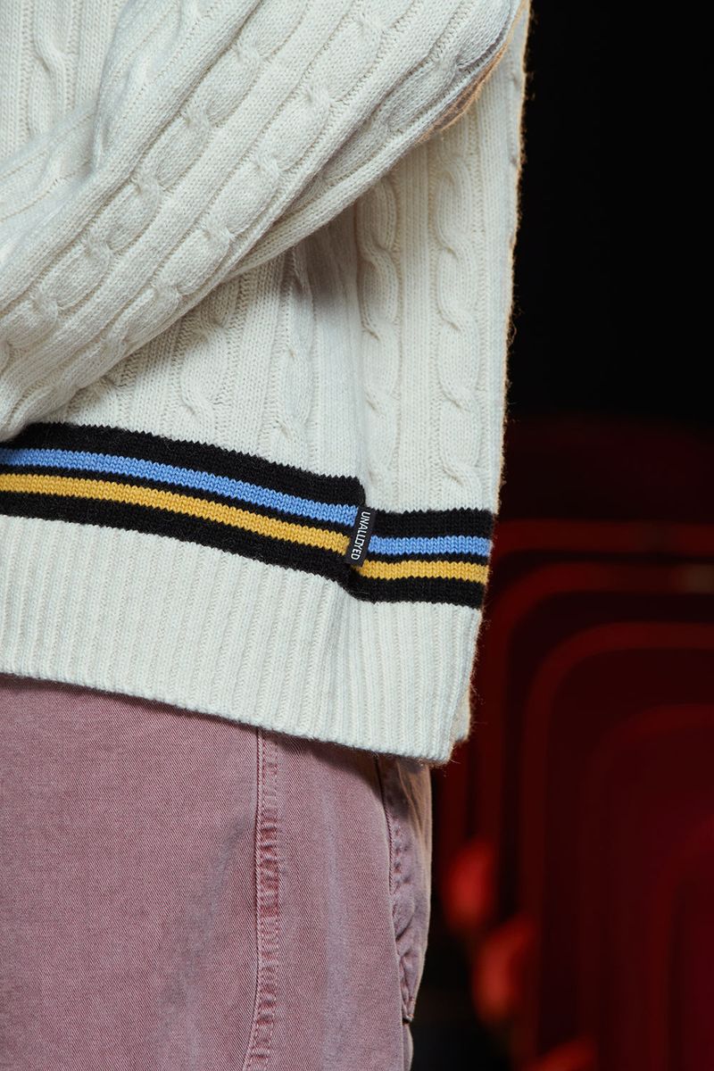 CABLE V NECK CRICKET KNIT / IVORY