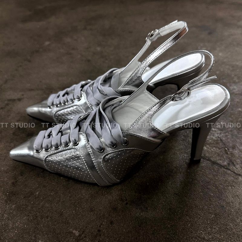 Sneakers point heels
