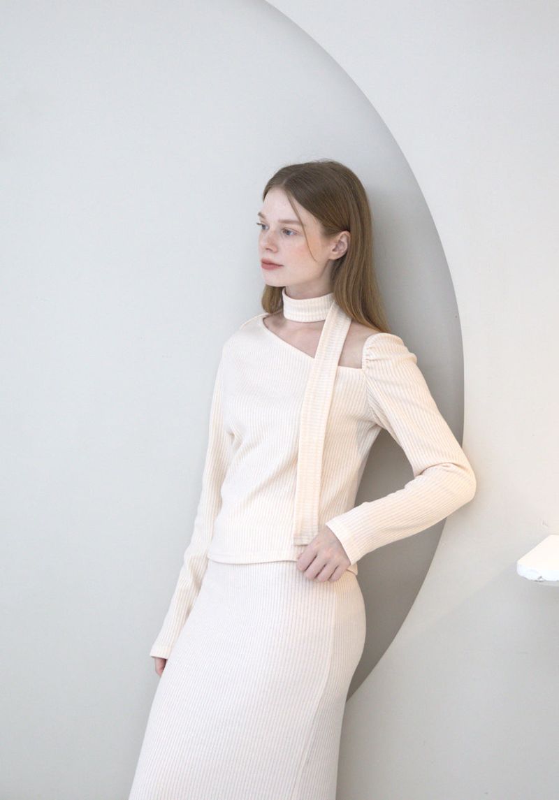 Back Slit Slim Skirt Cream