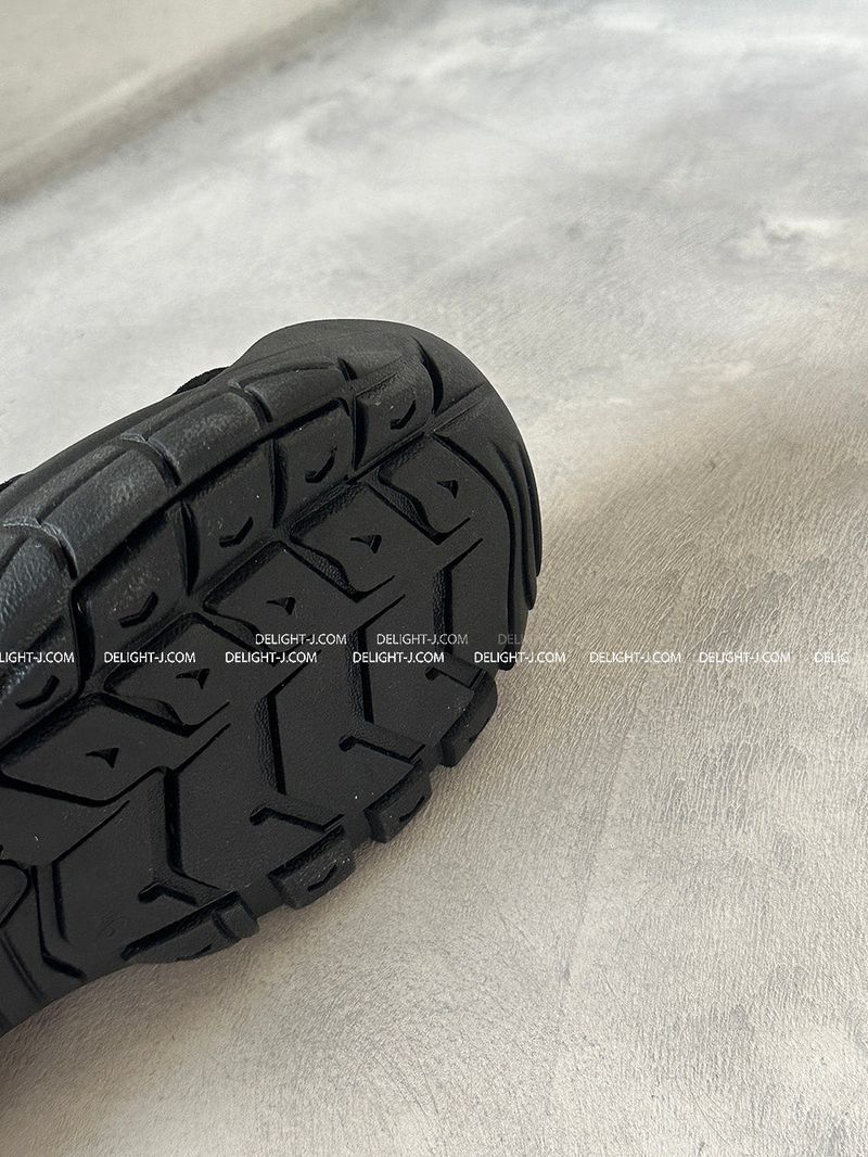 Go-core Slit Sandals Sneakers