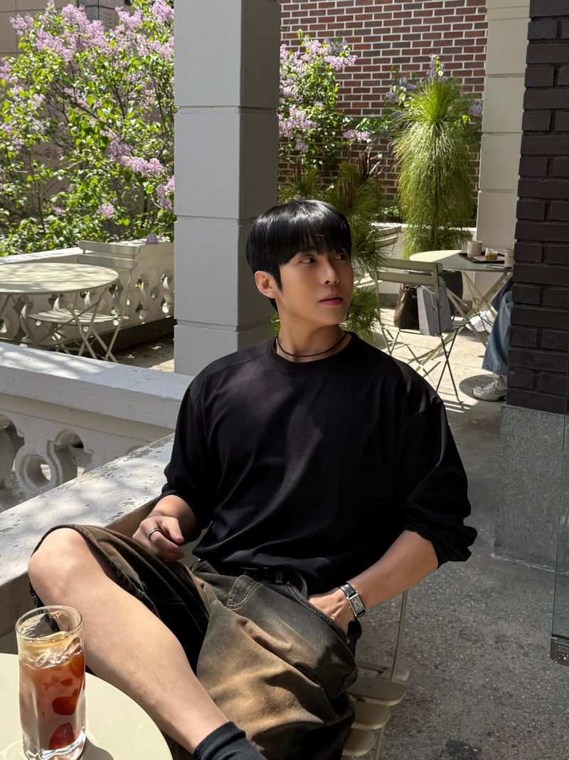 Broad shoulder cut line long sleeeve