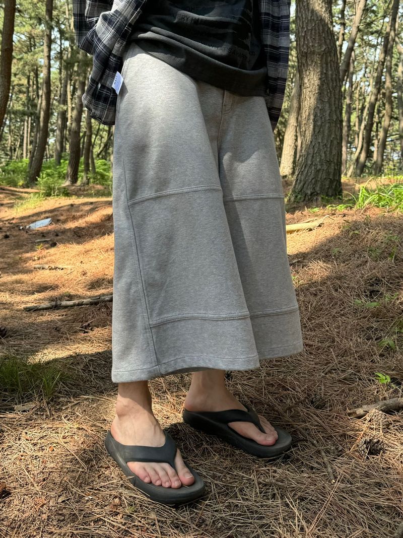 UNAIDUN（アネイダン）の「Unique cutting line low sweat bermuda pants 2C（Pants）」