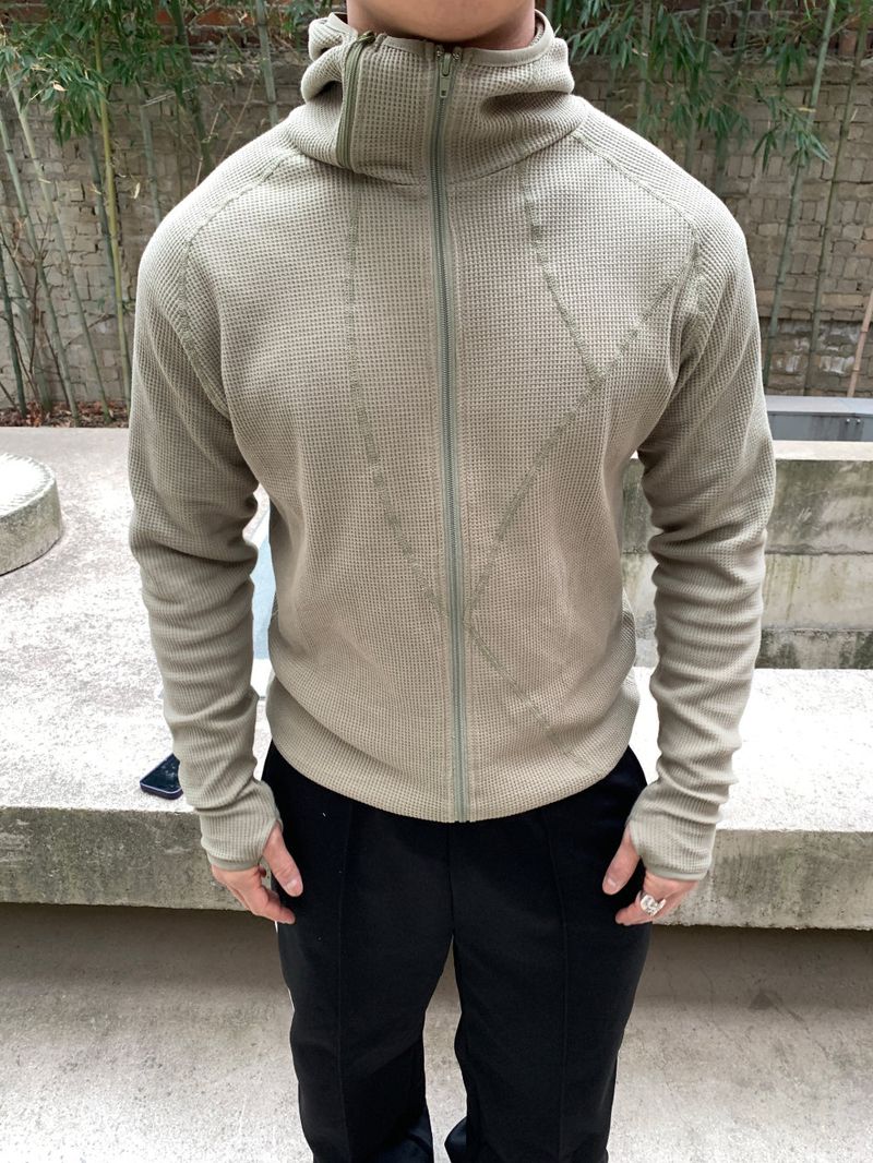 Ribbed incision hood zip-up