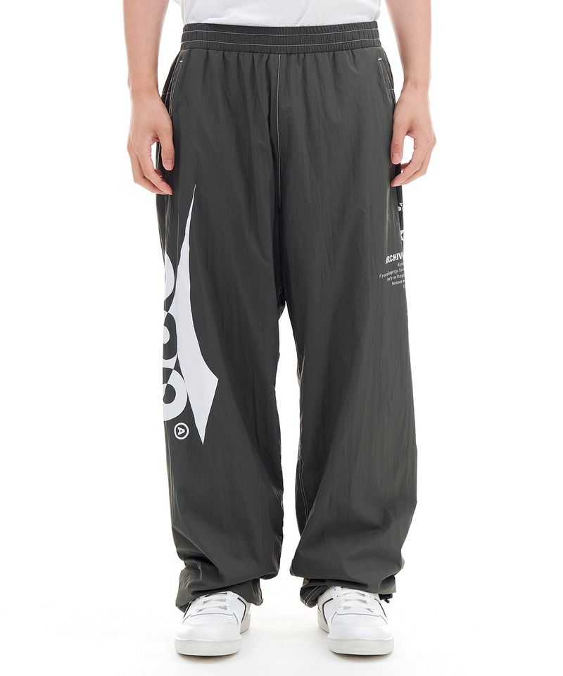 ARCHIVE BOLD（アーカイブボールド）の「[Archive Bold X Diadora] シンボルロゴナイロンパンツ（パンツ）」
