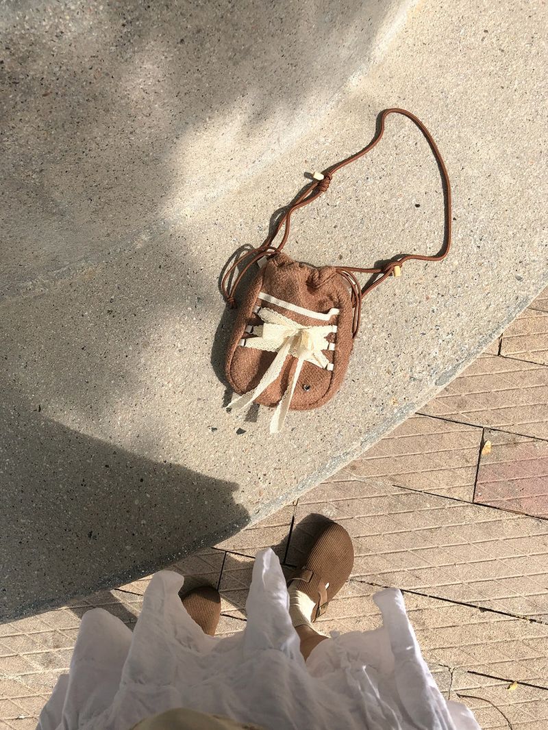 Mini sneaker ribbon bag_moche brown (dumble)