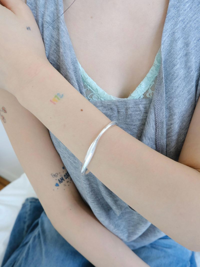 curve slim bangle