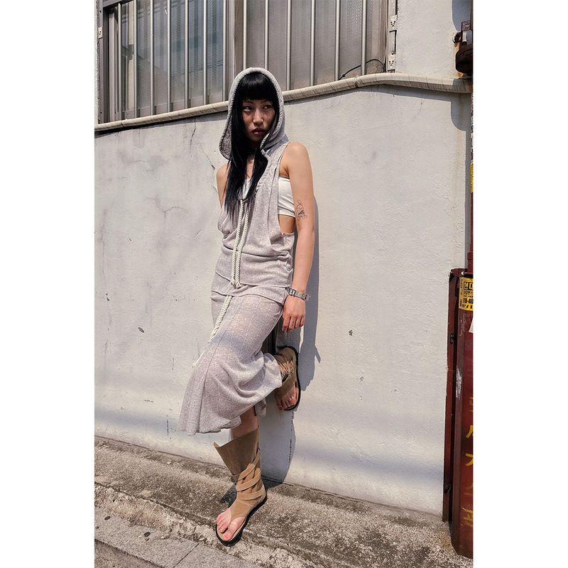 ROPE KNOTTED BACK HOOD