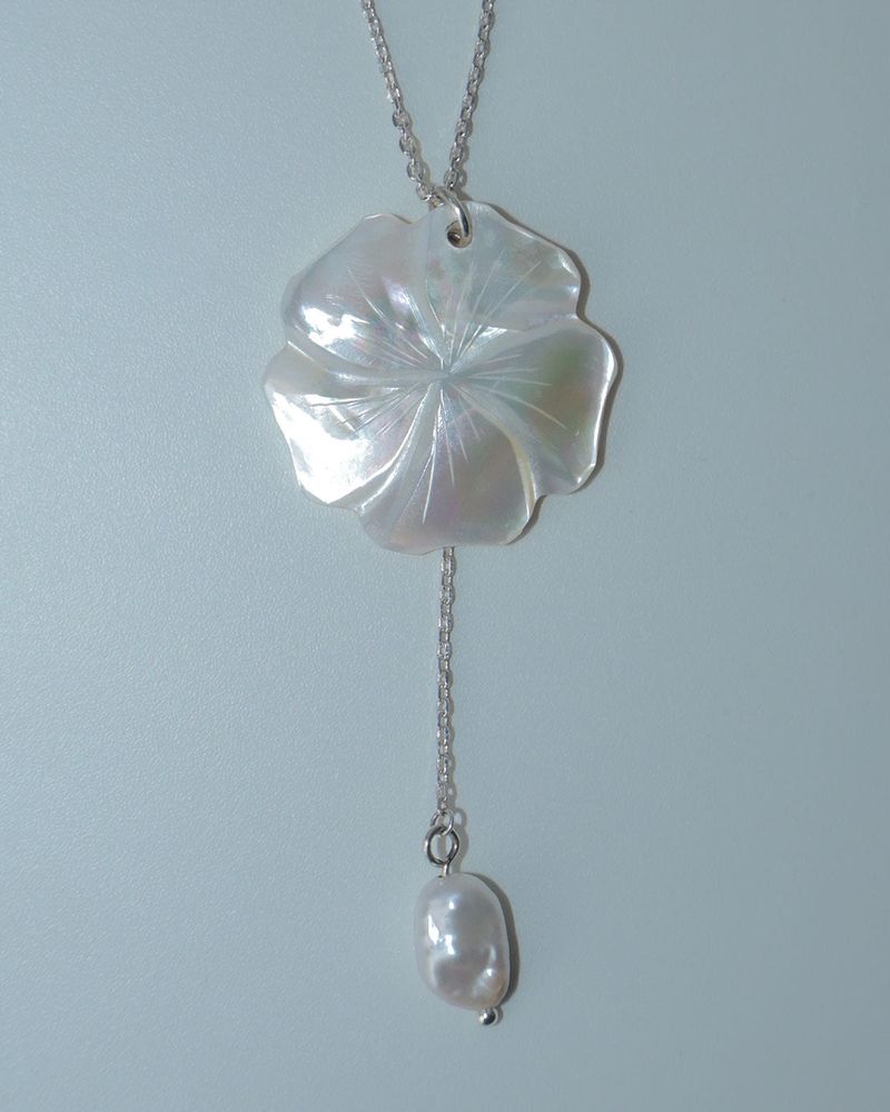 Loasi（ロアシ）の「[MADE]ムーンリットローズネクアドロップネックレス（アクセサリー）」