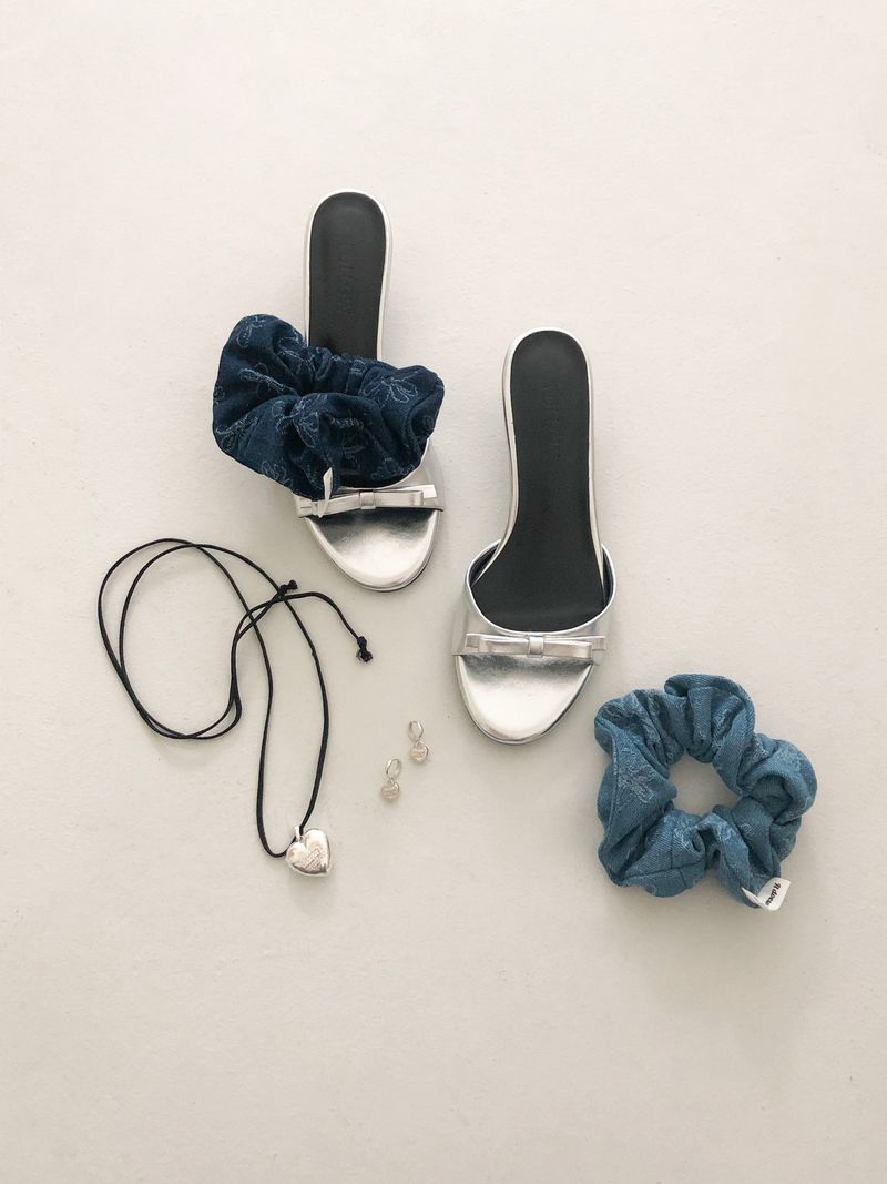 Flower denim scrunchie (Light blue)